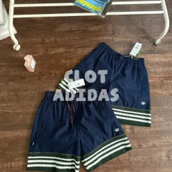 Hochwertige Adidas Shorts aus weißer Seide, Freizeitkollektion