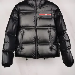 Hochwertige Prada Daunenjacken im Black Style