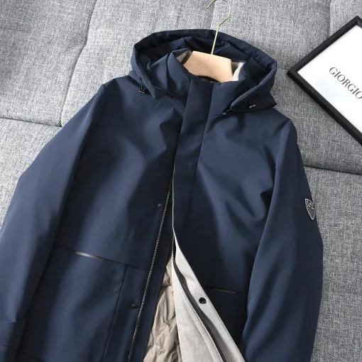 Hochwertige Armani Daunenjacken aus weißem Fleece, elegante Kollektion