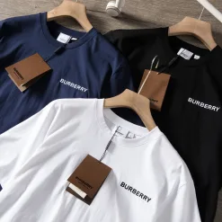 Hochwertiges Burberry Kurzarm-Shirt aus schwarzer Baumwolle mit Stickerei