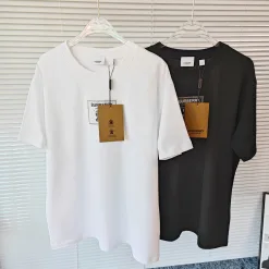 Burberry-Kollektion mit kurzen Ärmeln und schwarzem Baumwolldruck in Premiumqualität