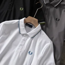 Hochwertiges Kurzarm-Shirt aus schwarzer Baumwolle von Fred Perry aus der Classic Collection