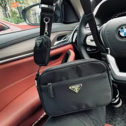 Hochwertige Prada Kameratasche aus schwarzem Nylon mit Logo-Kollektion