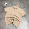 Premium Burberry Kurzarm-Kollektion mit schwarzem Print