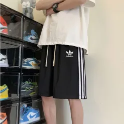 Hochwertiges Adidas Kurzarmshirt mit schwarzen Streifen, Luxus