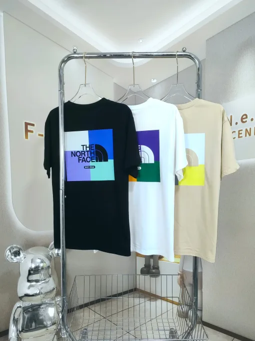 Luxuriöses T-Shirt im grauen Logo-Stil von The North Face