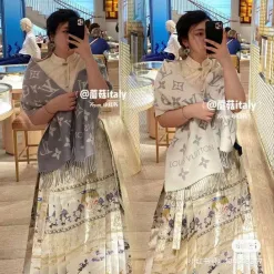 Hochwertiger Louis Vuitton Schal aus Wolle mit Logo-Kollektion