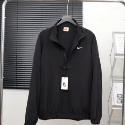 Hochwertige Nike Jacken Schwarz Nylon Minimalistischer Luxus