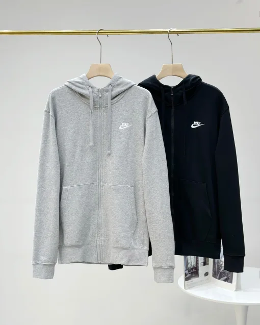 Hochwertiger Nike Mantel in Schwarz im klassischen Stil