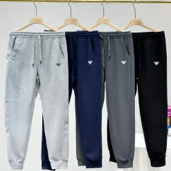 Hochwertige Armani Freizeithose aus schwarzer Baumwolle im Logo-Stil