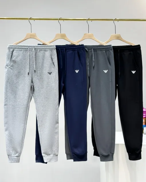Hochwertige Armani Freizeithose aus schwarzer Baumwolle im Logo-Stil