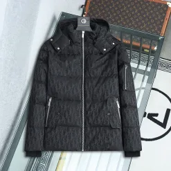 Luxuriöse Dior Daunenjacken aus Nylon-Monogramm-Kollektion