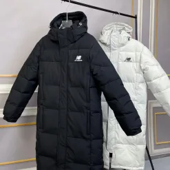 Hochwertige New Balance Daunenjacken im weißen Logo-Stil