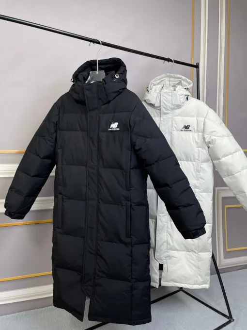 Hochwertige New Balance Daunenjacken im weißen Logo-Stil