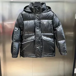 Luxus Prada Daunenjacke Schwarz Minimalistischer Luxus