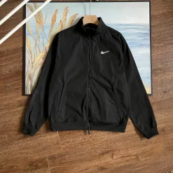 Hochwertige Nike-Mäntel im sportlichen Stil