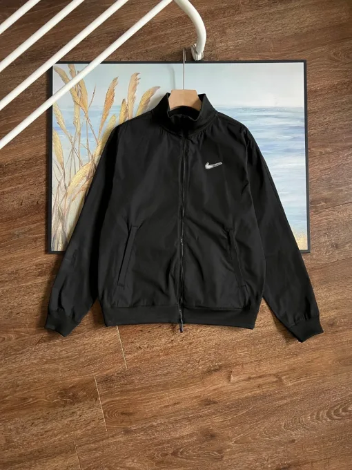 Hochwertige Nike-Mäntel im sportlichen Stil