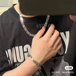 Hochwertiges Louis Vuitton Armband im Monogramm-Stil