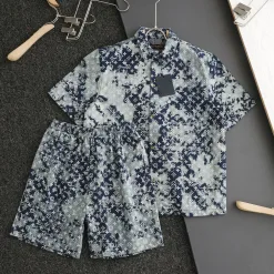 Luxuriöses Kurzarmhemd von Louis Vuitton aus der Blue Denim Print Kollektion