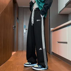 Hochwertige Adidas Shorts in Schwarz mit Streifen