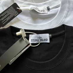 Hochwertige Stone Island Kurzarm-Kollektion mit schwarzem Baumwolldruck