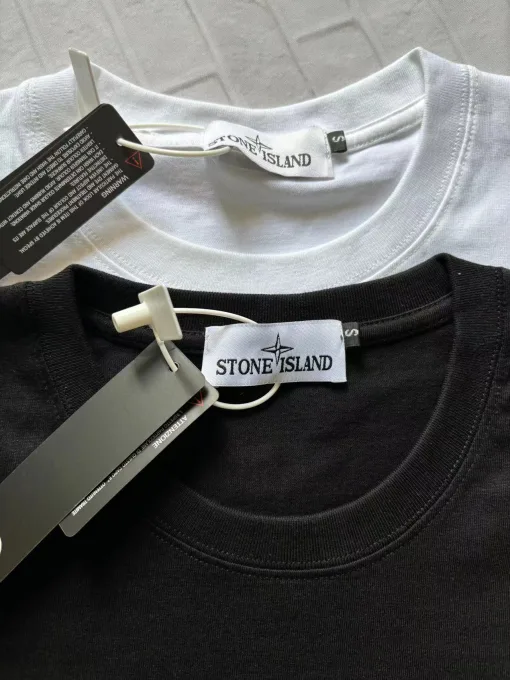 Hochwertige Stone Island Kurzarm-Kollektion mit schwarzem Baumwolldruck
