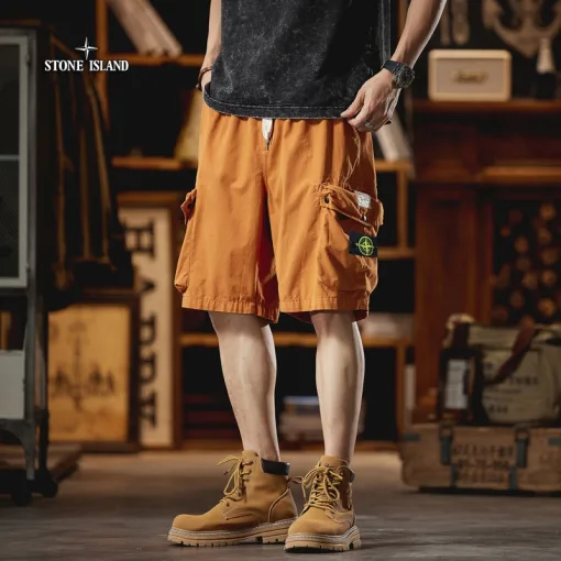 Luxus-Shorts von Stone Island in Rot, minimalistischer Luxus