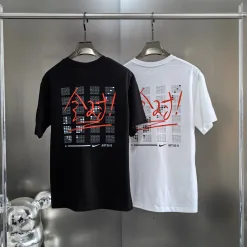Hochwertiges Nike T-Shirt aus schwarzer Baumwolle im Print-Stil