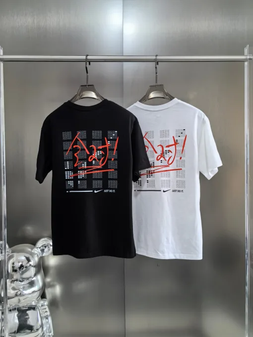 Hochwertiges Nike T-Shirt aus schwarzer Baumwolle im Print-Stil