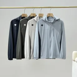 Hochwertiges Descente Kurzarm-Nylon im Marine-Stil