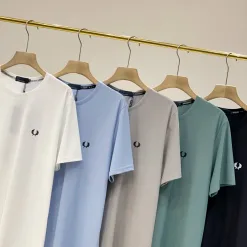 Hochwertiges Fred Perry Kurzarmhemd aus schwarzer Seide im Logo-Stil