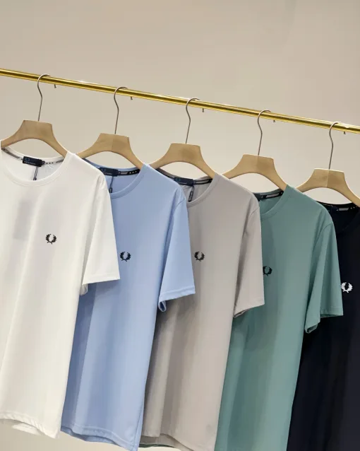 Hochwertiges Fred Perry Kurzarmhemd aus schwarzer Seide im Logo-Stil