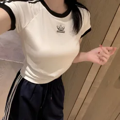 Hochwertiges Adidas Kurzarm-T-Shirt mit Stickereien