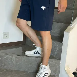Premium Descente Shorts im grauen Logo-Stil