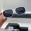 Hochwertige Prada-Sonnenbrille im Stil