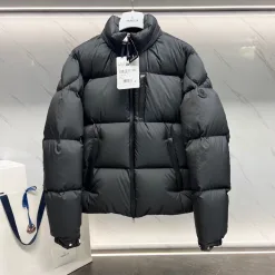 Luxus-Daunenjacken-Lederkollektion von Moncler