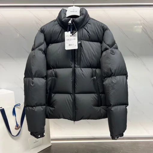 Luxus-Daunenjacken-Lederkollektion von Moncler