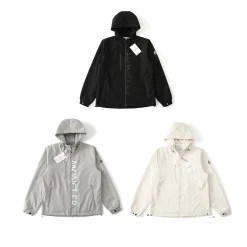 Moncler Mäntel in Premiumqualität aus schwarzem Nylon, klassische Kollektion