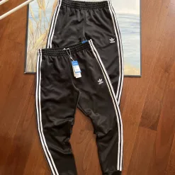 Hochwertige Adidas Hose im schwarzen Streifenstil