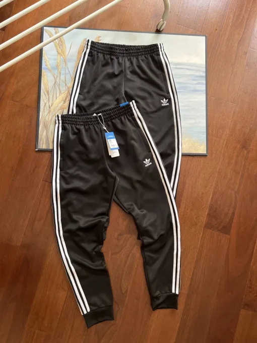 Hochwertige Adidas Hose im schwarzen Streifenstil