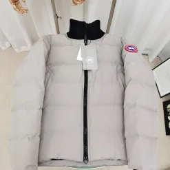 Luxus-Daunenjacken von Canada Goose im schwarzen Monogramm-Stil