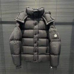 Luxuriöse Daunenjacke im Moncler-Stil