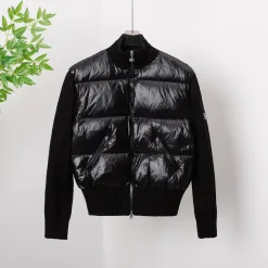 Hochwertige Moncler Daunenjacke in der weißen Kollektion