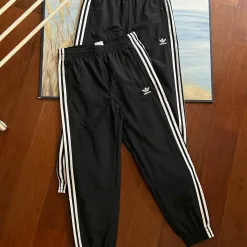 Hochwertige Adidas-Hose in Schwarz-Streifen-Kollektion
