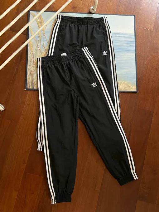Hochwertige Adidas-Hose in Schwarz-Streifen-Kollektion