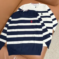 Bestseller Burberry Pullover Blaue bestickte Kollektion