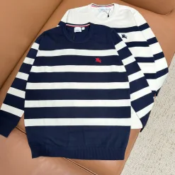 Hochwertige Burberry-Pullover in Blau mit Stickerei
