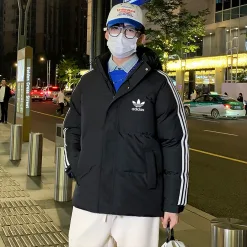 Hochwertige Adidas Jacken im weißen Streifenstil