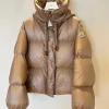 Hochwertiger Moncler-Umhang aus schwarzem Nylon im klassischen Stil