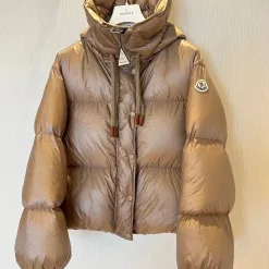 Hochwertiger Moncler-Umhang aus schwarzem Nylon im klassischen Stil